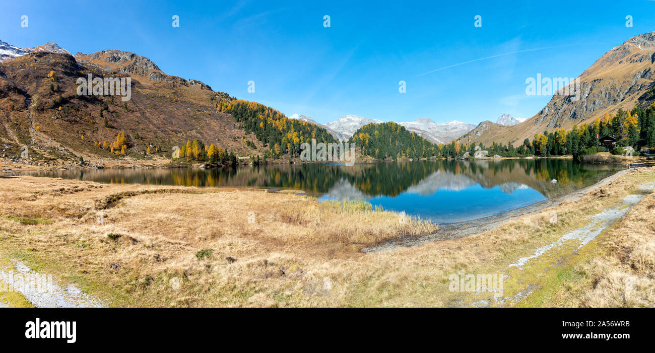 See Cavloc am Maloggia Pass im Herbst im Oberengadin Schweiz Stockfoto