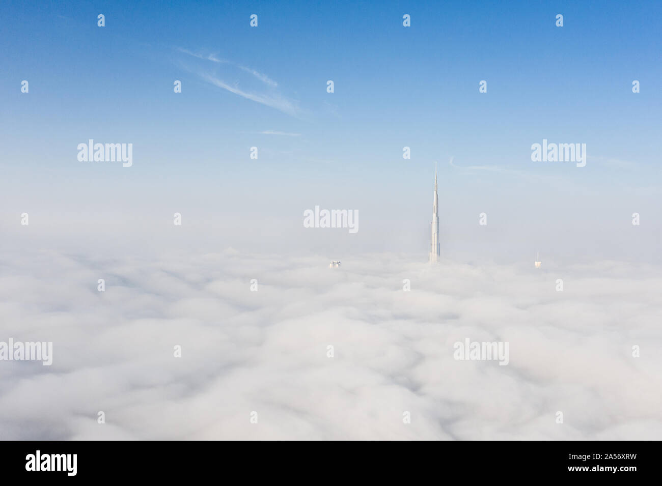 Das Stadtbild von Dubai Downtown Skyline auf einer extrem nebligen Tag, als die meisten der weltweit höchsten Wolkenkratzer von Nebel bedeckt sind. Dubai, Vereinigte Arabische Emirate Stockfoto