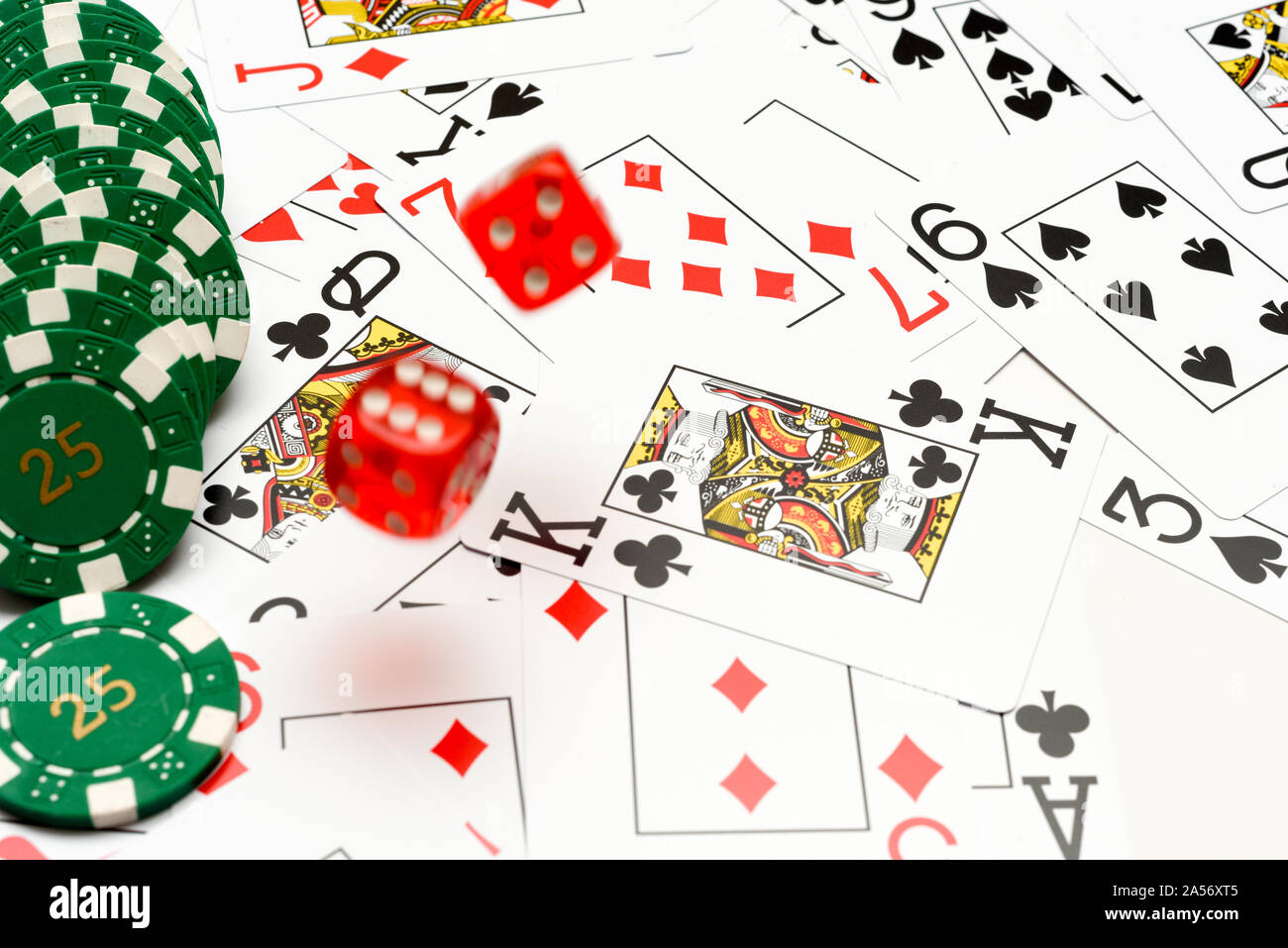 Tabelle Spiele im Casino mit Karten, Würfeln und casino chips Stockfoto