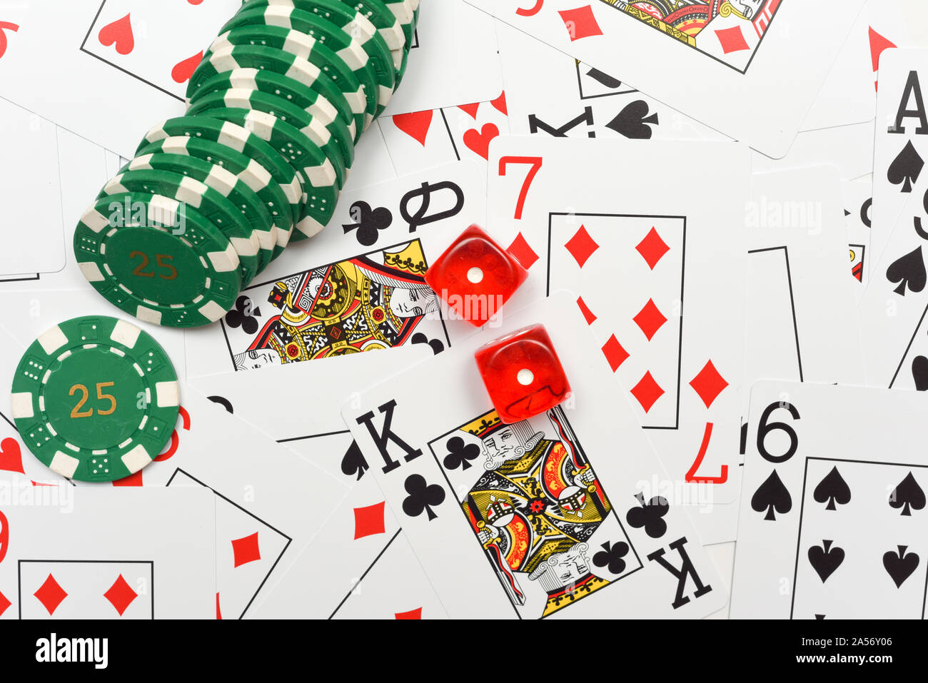 Tabelle Spiele im Casino mit Karten, Würfeln und casino chips Stockfoto