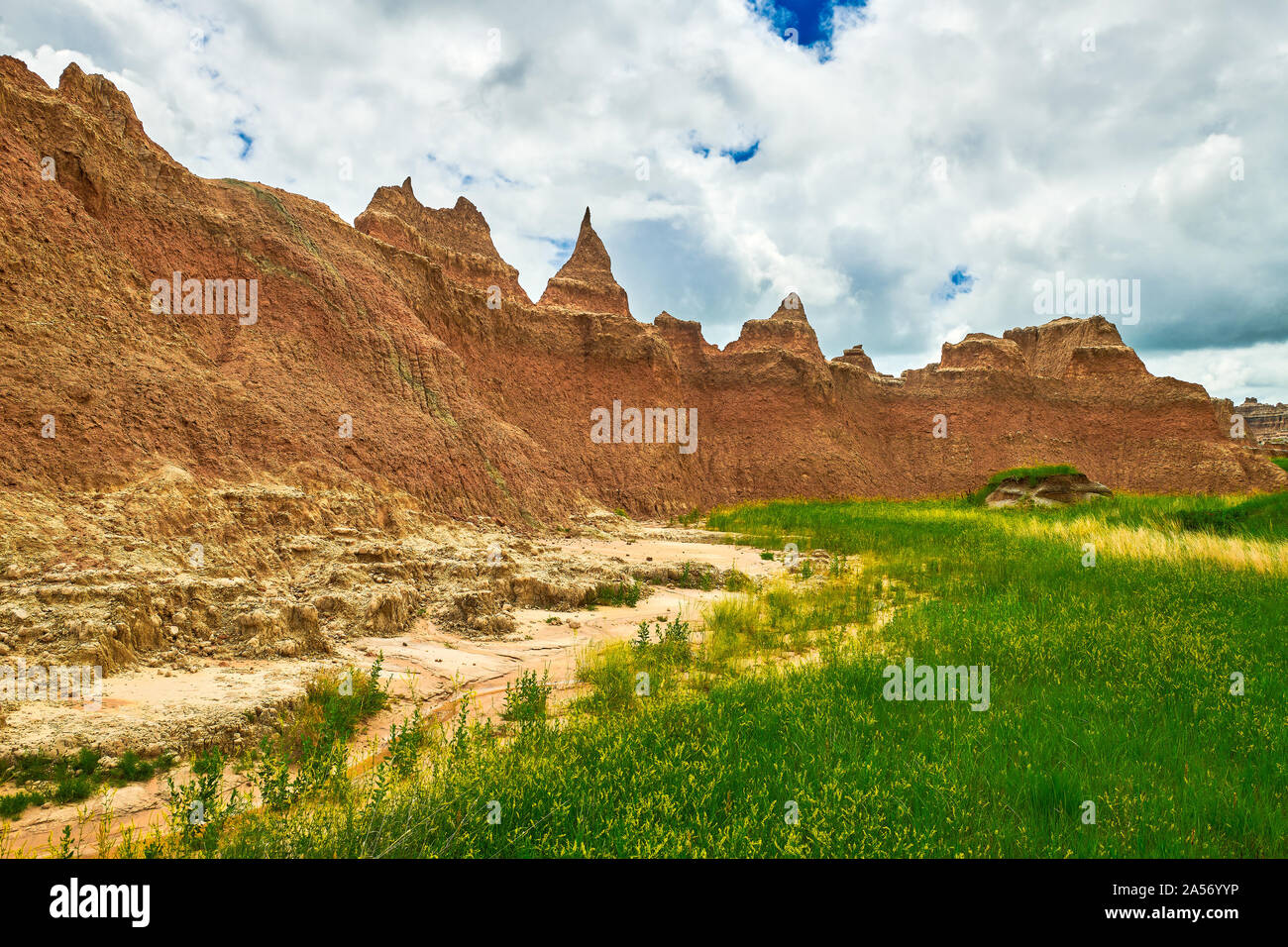 Formationen mit teilweise bewölktem Himmel auf Badlands National Park. Stockfoto