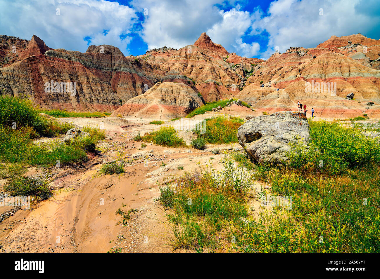 Bunte Formationen mit einem Waschen bei Badlands National Park, South Dakota. Stockfoto