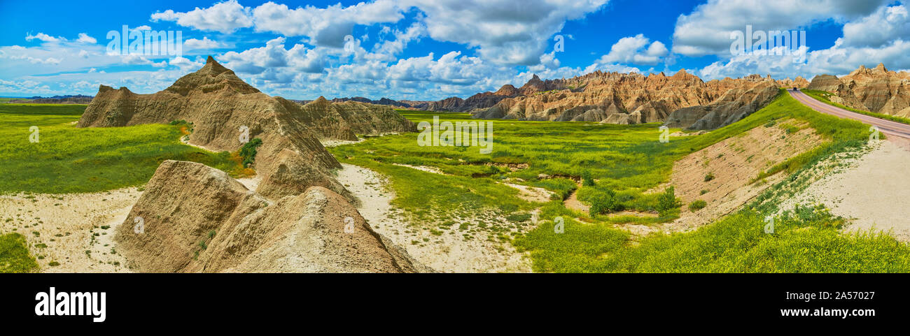 Panorama der Formationen mit sonnigem Himmel bei Badlands National Park. Stockfoto