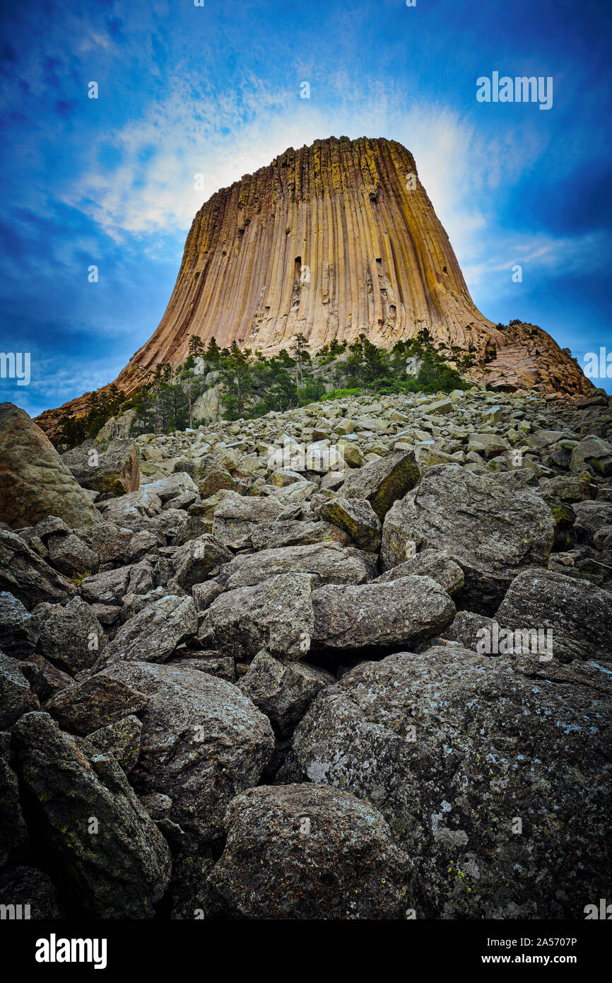 Devils Tower mit großen Felsbrocken im Vordergrund. Stockfoto