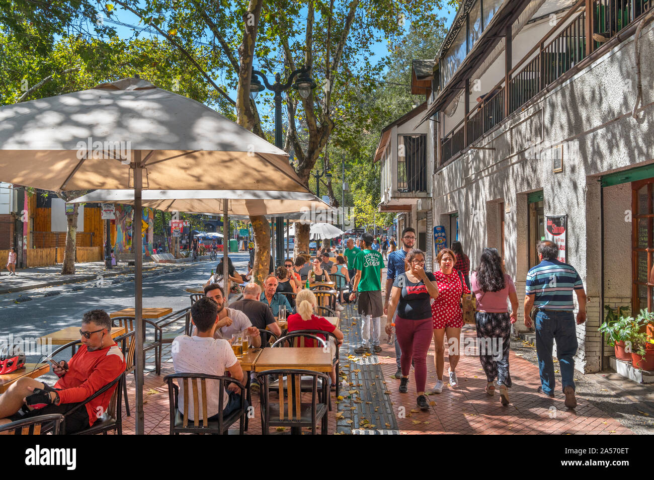Santiago, Bellavista. Cafés und Bars auf Pio Nono Street, Barrio Bellavista, Santiago, Chile, Südamerika Stockfoto