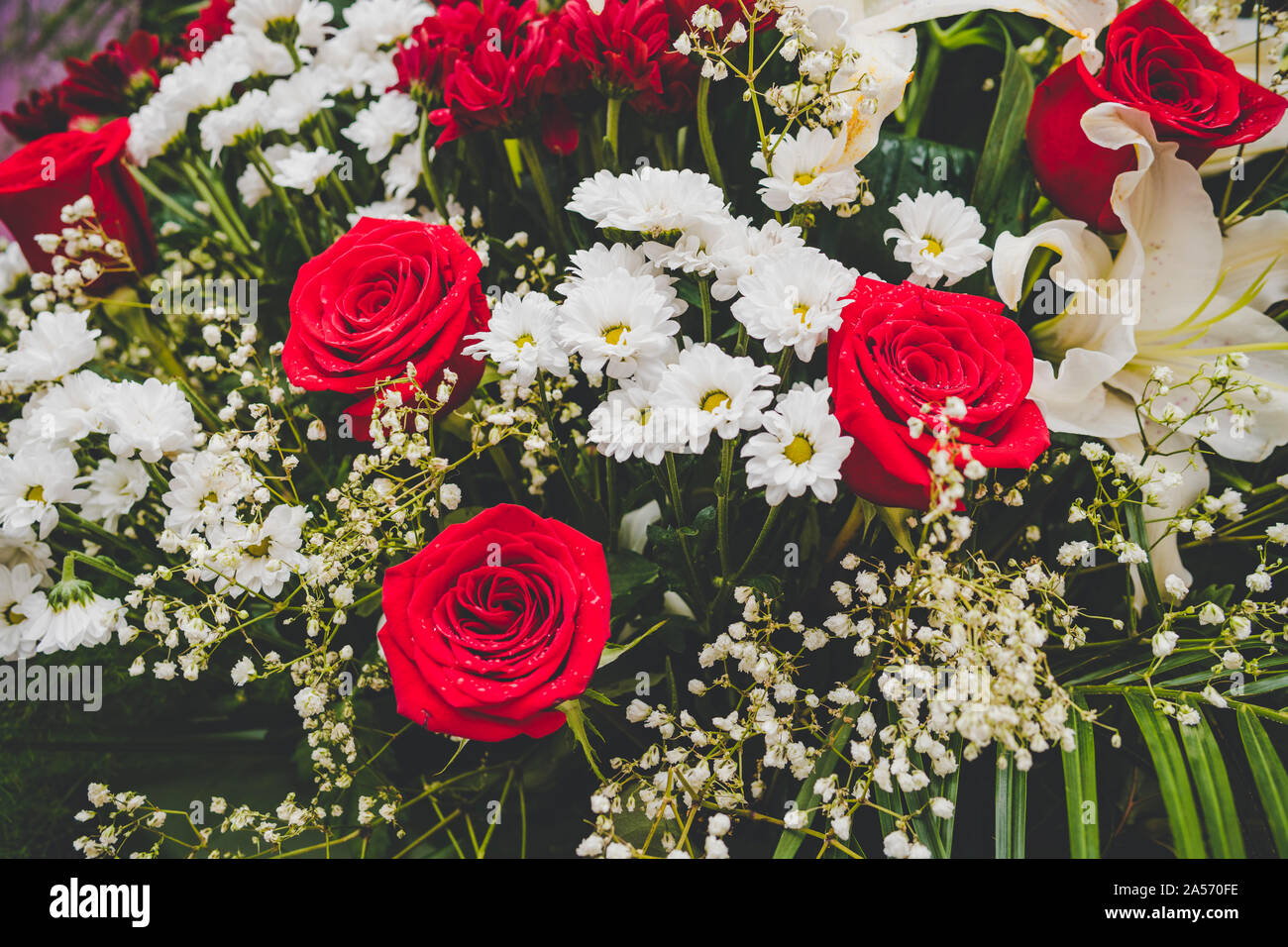 Schönen großen Blumenstrauß aus gemischten Blumen. Blumen Shop Konzept. Schönes frisches Bukett. Blumen Lieferung. rot e Rosen in einem Blumenstrauß Stockfoto