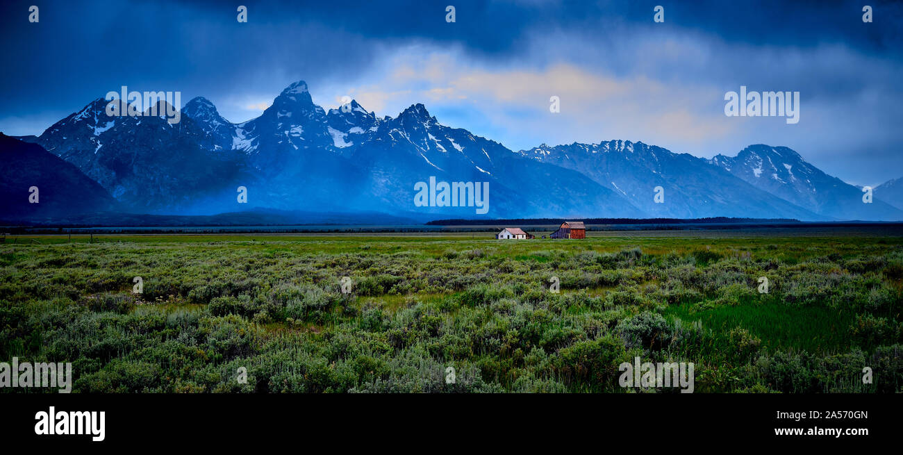 Approaching Storm mit Haus und Scheune im Grand Teton National Park, Wyoming. Stockfoto