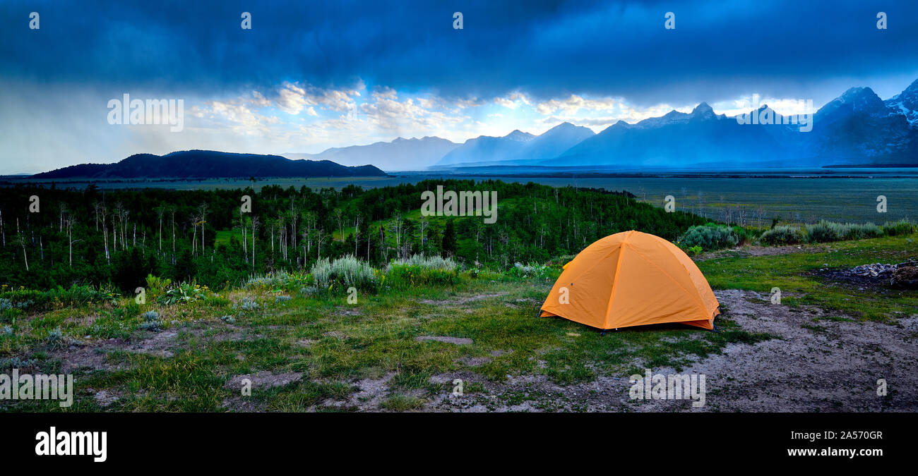 Zelt auf einem Grat mit nahenden Stom. Stockfoto