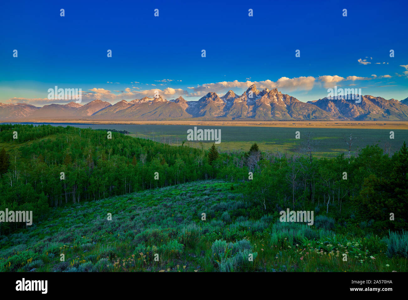 Sunrise mit Wolken mit dem Grand Teton Bergkette. Stockfoto