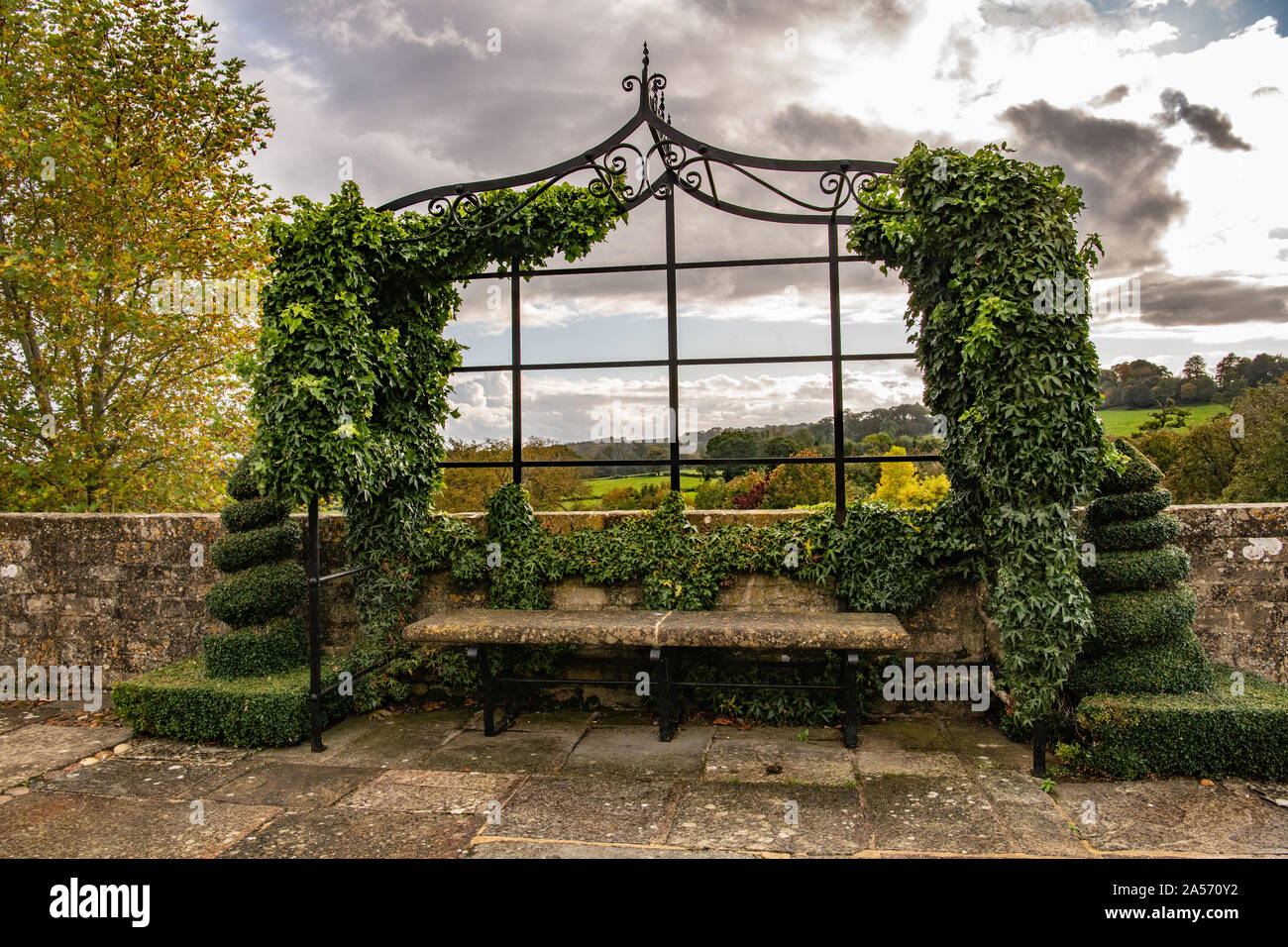 Cotswold-Landschaft eingerahmt von einer fensterförmigen Gartenstruktur Stockfoto