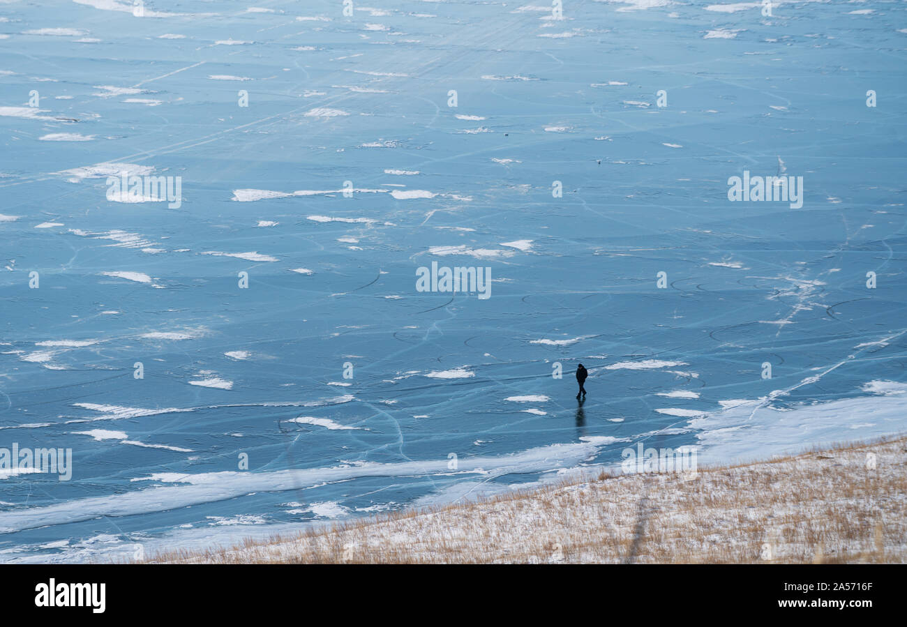 Ein Mann alleine auf gefrorenen Baikalsee, Sibirien im Winter Stockfoto