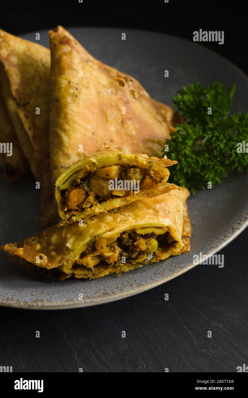 Samosas eine würzige Mischung aus Gemüse oder Fleisch in einem Frittierte dreieckige Gebäck Paket eine beliebte Zwischenmahlzeit im Nahen Osten und in Asien gewickelt Stockfoto