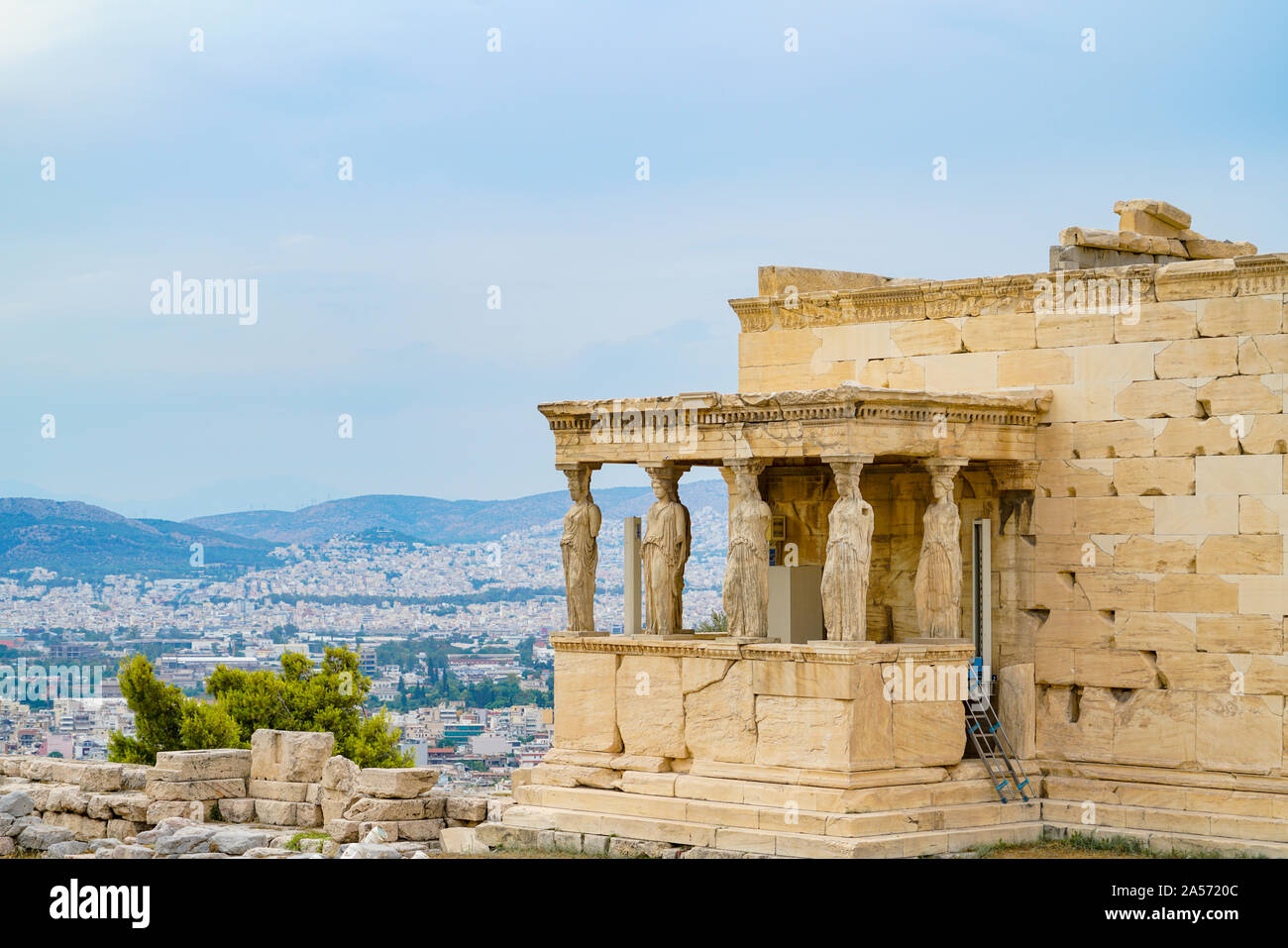 Dekorative Statuen Teil des Tempels von Erechtheion auf der Akropolis mit Blick auf die Stadt Athen, Griechenland. Stockfoto