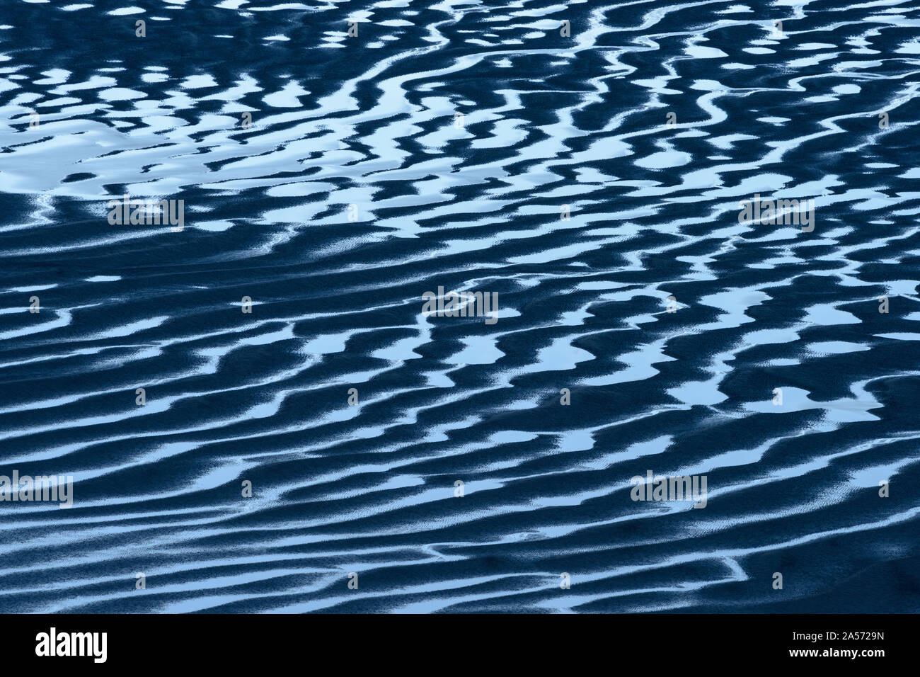 Abstrakte Muster von Wasser, die von den abziehenden Flut an der Mündung des Mawddach, Snowdonia erstellt. Stockfoto