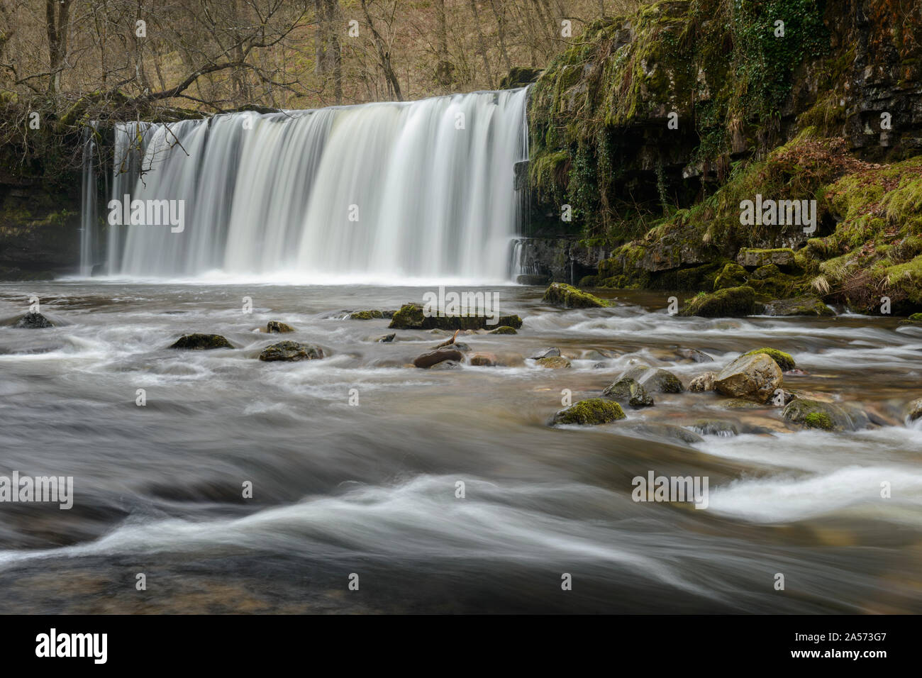 Der Sgwd Ystradfellte Ddwli Wasserfall im Tal, Brecon Beacons Stockfoto