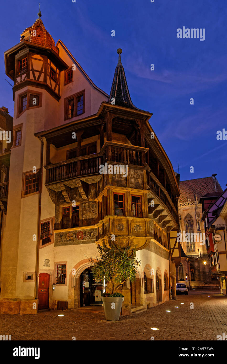 COLMAR, Frankreich, 11. Oktober 2019: Die pfister Haus in der Nacht. Es ist wohl die berühmteste Haus in Colmar, eine Stadt, die für ihre Bekannten erhalten Stockfoto