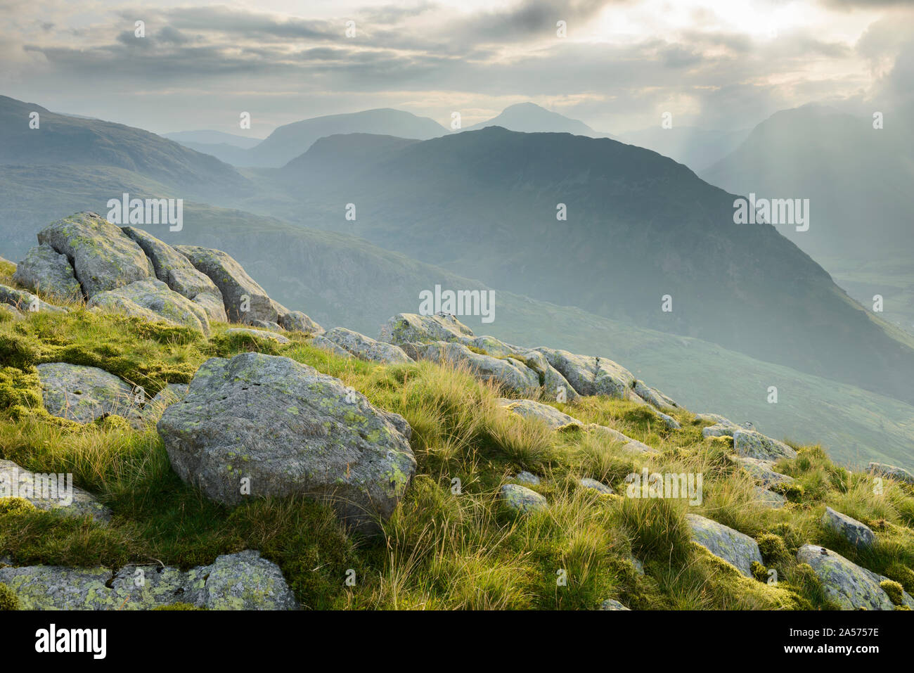 Ein dunstiger Blick Richtung Yewbarrow und Great Gable von Mitte fiel im Lake District. Stockfoto