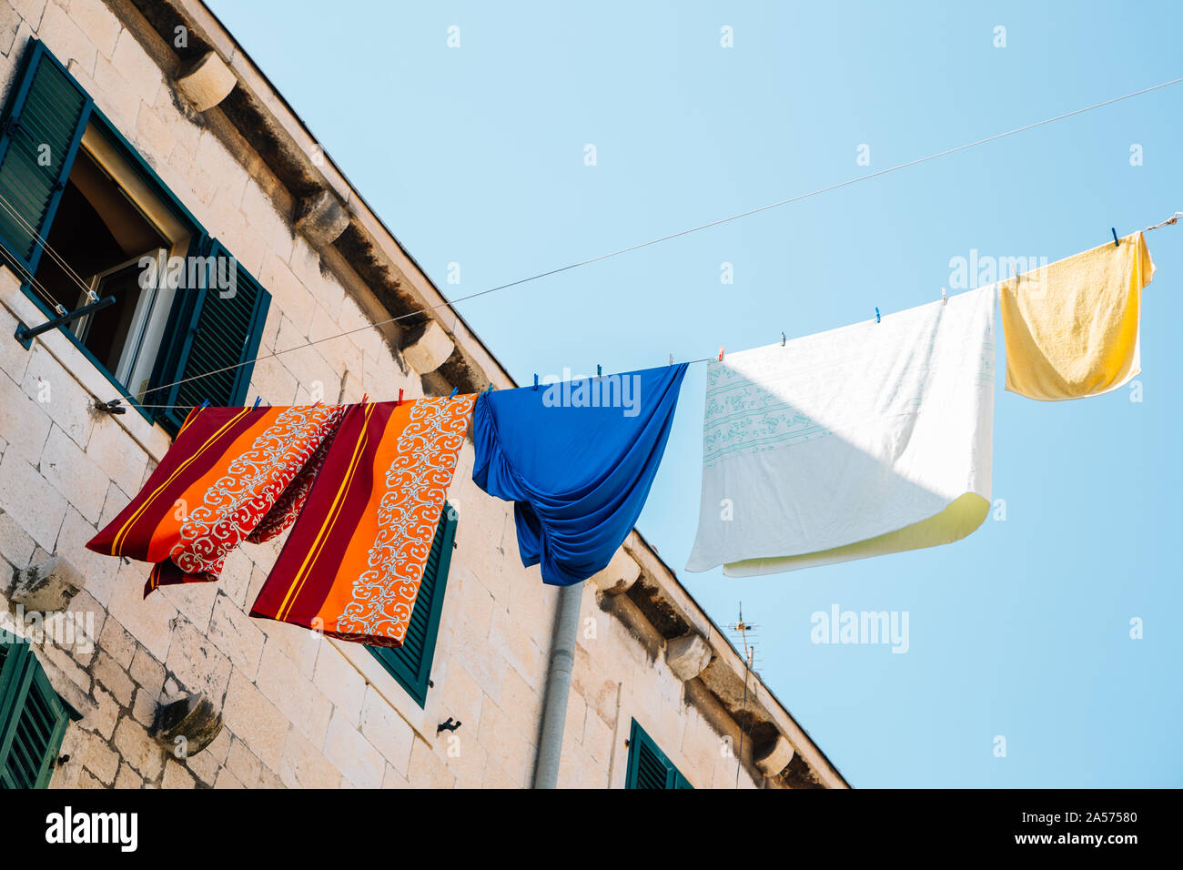 Gewaschene Wäsche hängen am Seil in der Altstadt von Split, Kroatien Stockfoto