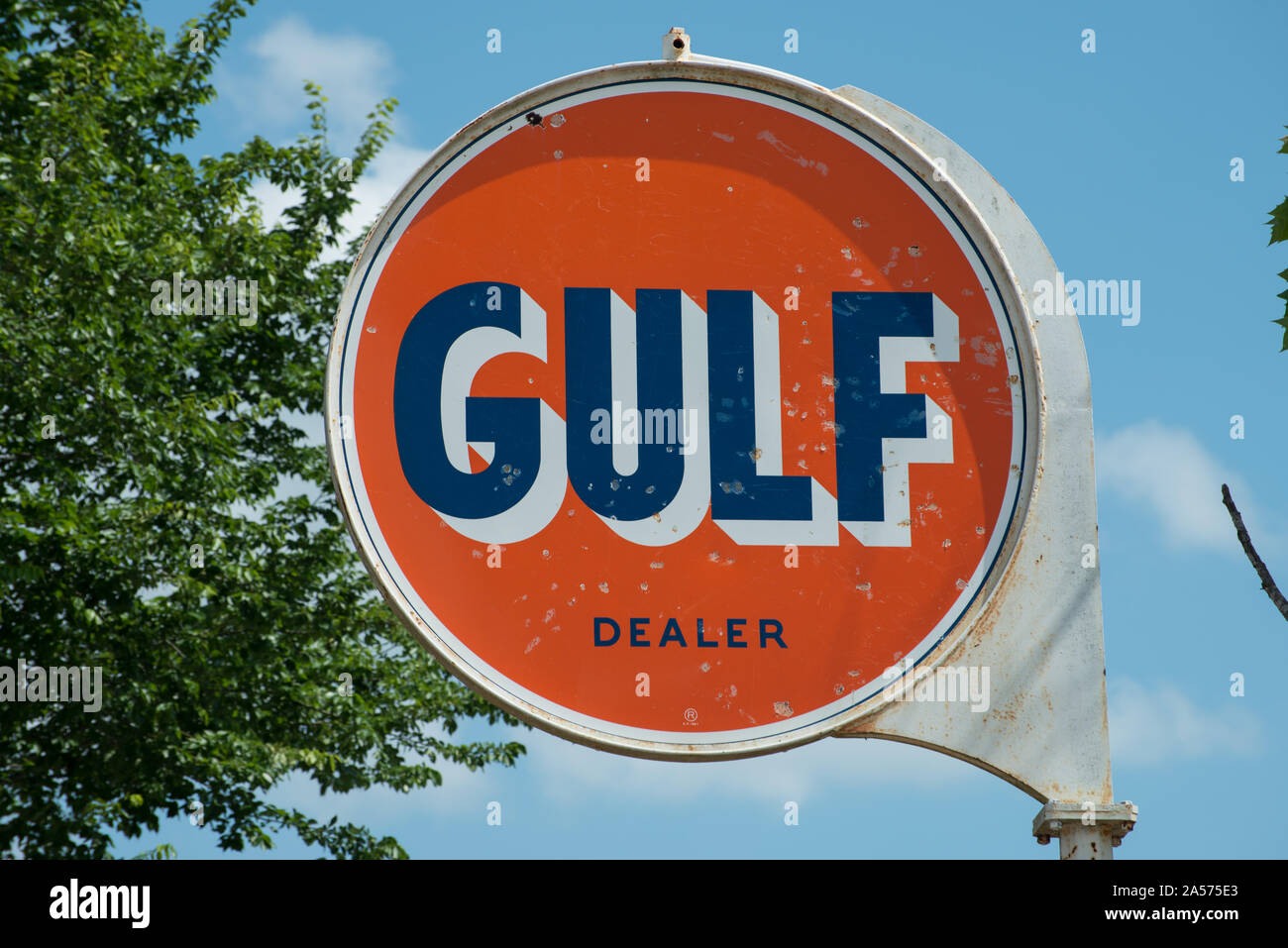 Vintage Golf Tankstelle Zeichen entlang einer Straße im Osten von Texas Stockfoto