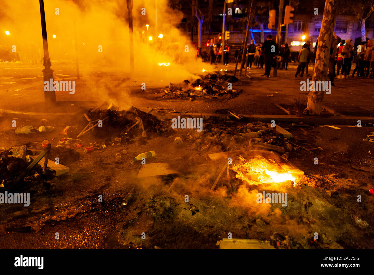 Barcelona, Spanien - 16. Oktober 2019: In der Zeit nach einer Nacht der Krawalle mit katalanischen Polizei die Straßen sind voller Müll anf Glassplitter, ein Stockfoto