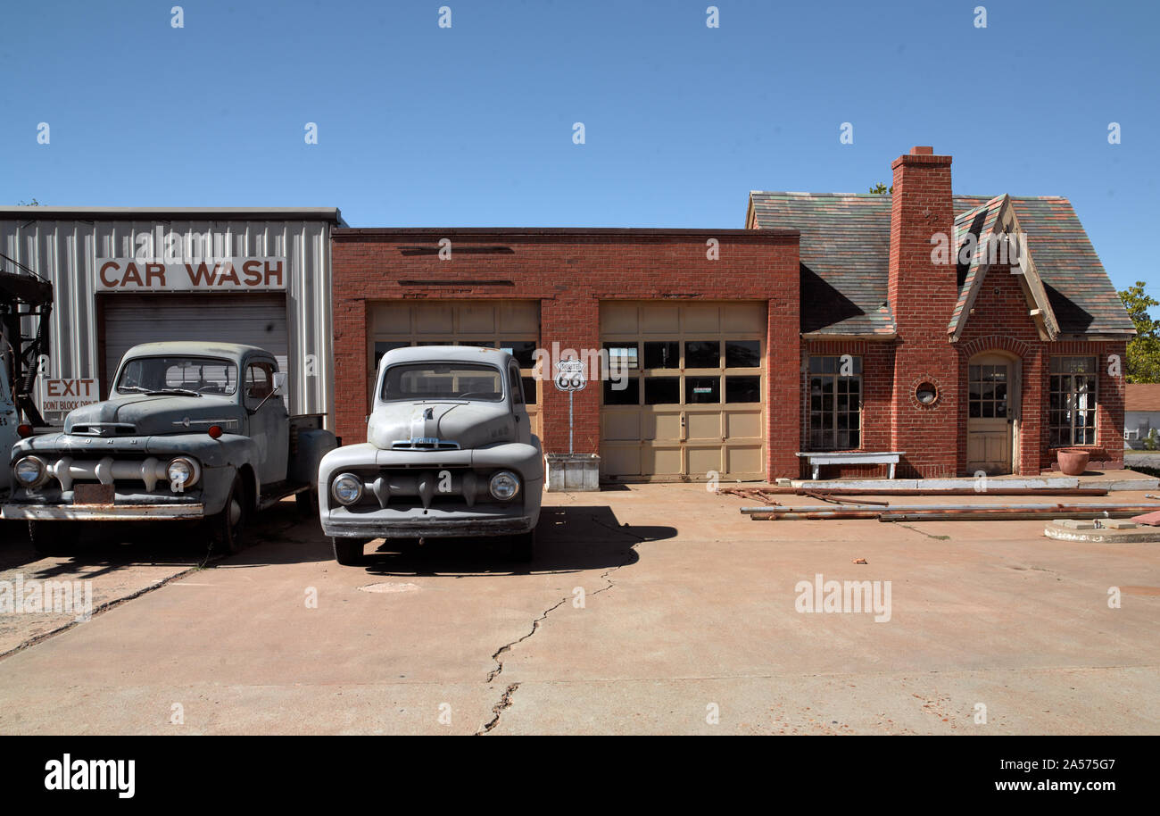 Vintage Phillips 66 Tankstelle und historische Autos, Route 66, Krämer, Oklahoma Stockfoto