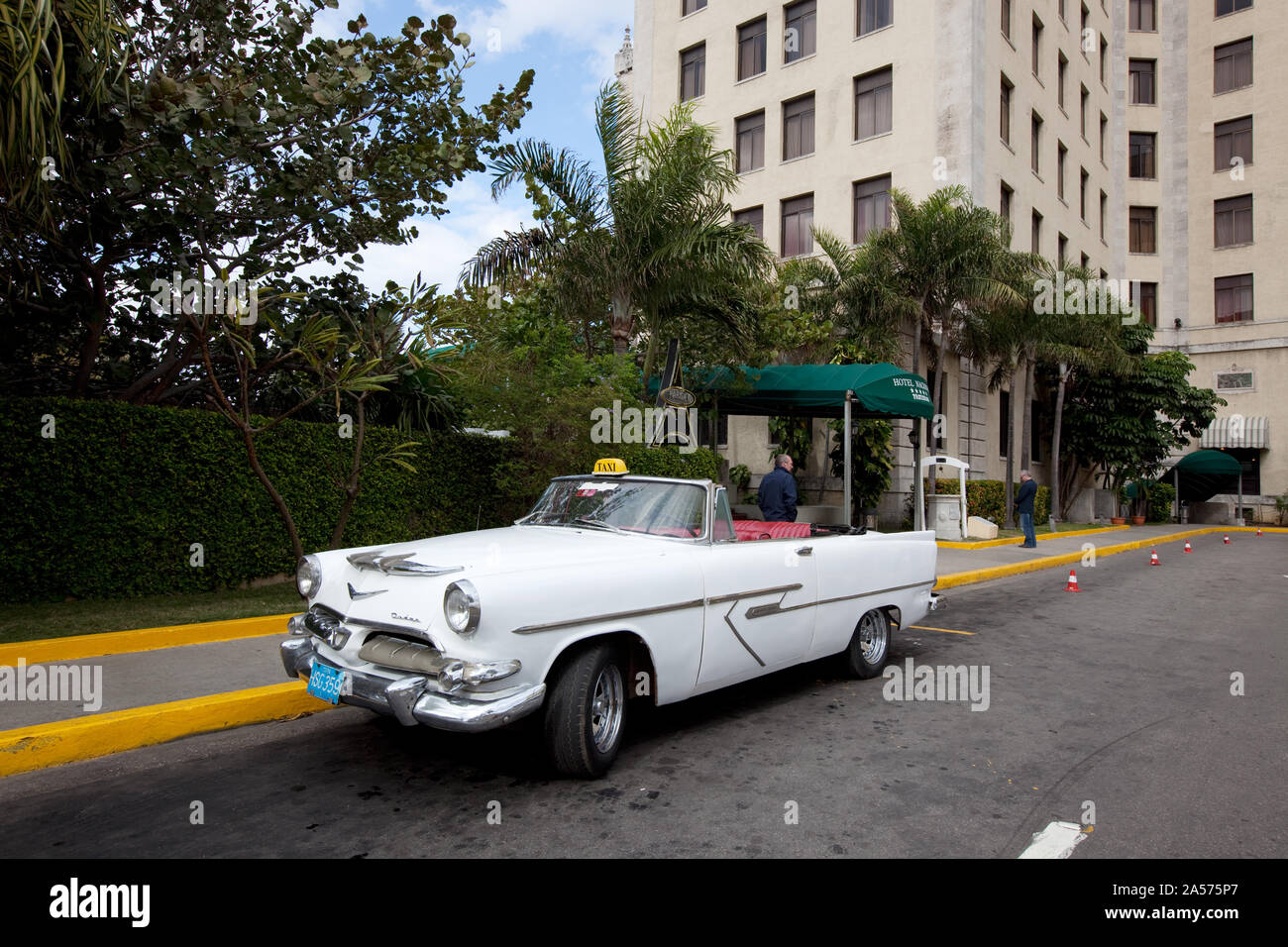 Oldtimer in der Einfahrt des Hotel Nacional de Cuba, Havanna, Kuba Stockfoto