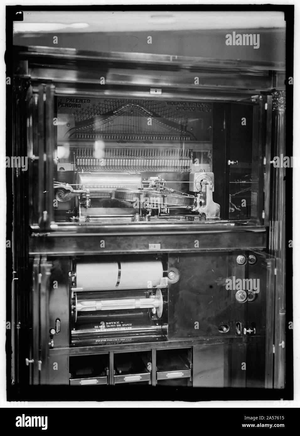 Violano Virtuose. Es hatte eine elektrische player Violine und Klaviermusik. Es spielte Musik aus der Rollen Stockfoto