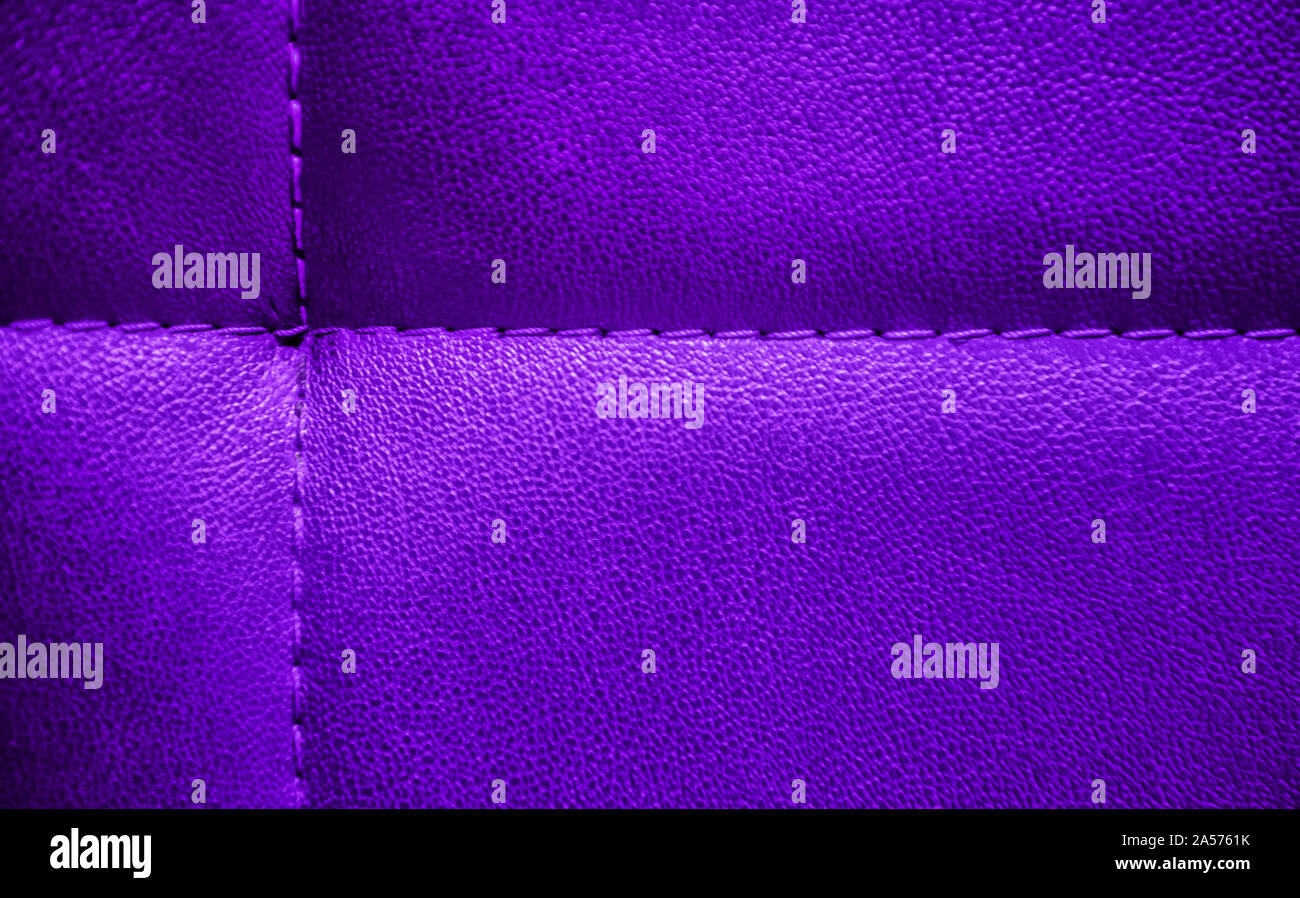Helle glänzende Künstliche strukturiertes Leder gemalt in Violett und Lila mischen und mit Faden genäht. Close-up sofa Oberfläche. Blick von oben. Detail Stockfoto