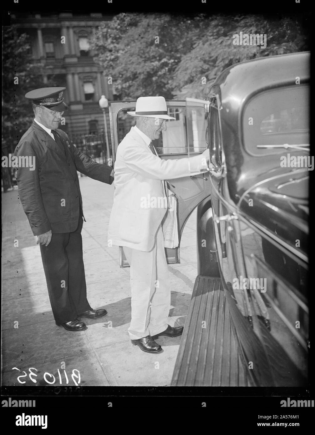 Virginia Senator alles Lächeln nach der Konferenz mit Präsident. Washington, D.C., Aug 25. Senator Carter Glas von Virginia, freimütigen demokratische Kritiker der New Deal Politik, war in einer glücklichen Stimmung verlassen das Weiße Haus heute nach einer Stunde - lange Konferenz mit Präsident Roosevelt. Das Weiße Haus erklärte, dass die Vielzahl der Themen und Ansichten Glas' auf die politische Situation zu erhalten. Nach der Sitzung Glas zu newspapermen angekündigt, dass er für die Wiederwahl des Präsidenten und das Virginia war sicher in der Demokratischen Spalte zu bleiben Abstimmung würde Stockfoto