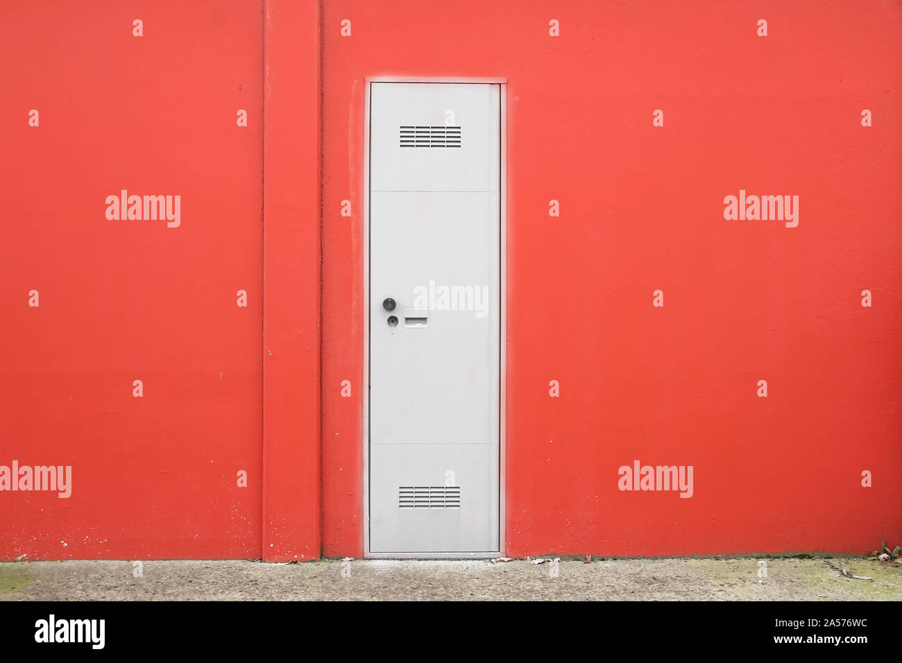 Zement Beton Wand Textur mit moderner Tür. Stockfoto