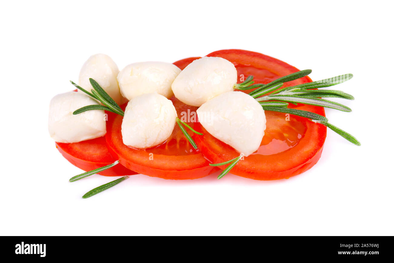 Mozzarella mit Tomaten und Rosmarin isoliert auf einem weißen Hintergrund. Italienische Küche Zutaten Stockfoto