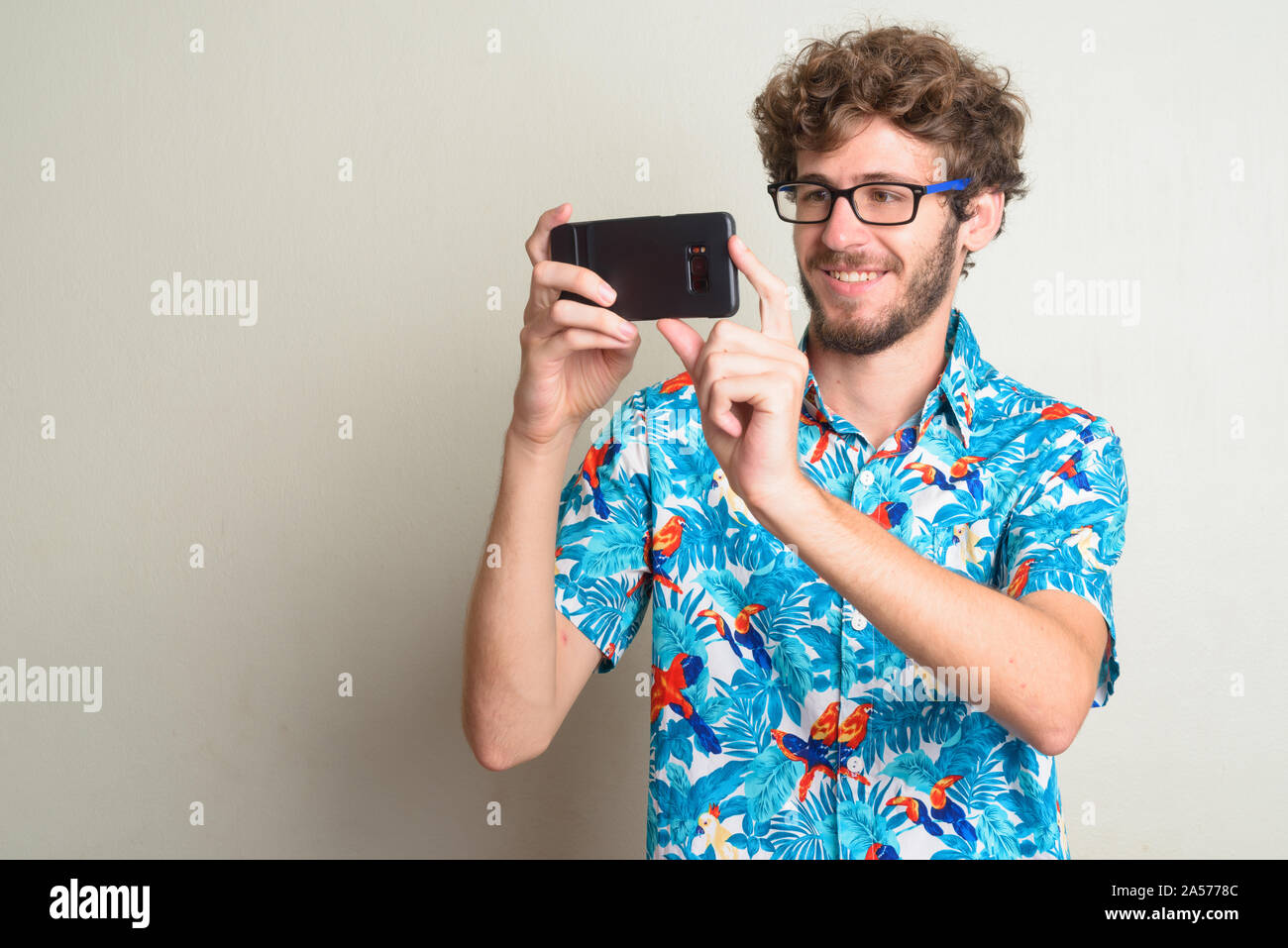 Glückliche junge Bartgeier touristische Mann mit Telefon Stockfoto