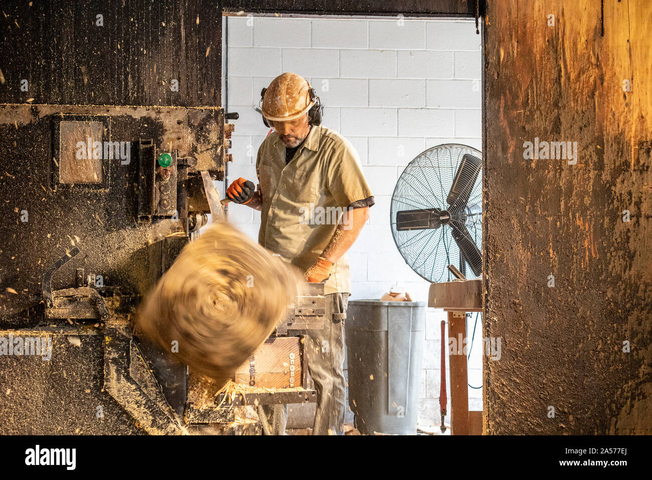 Holland, Michigan - Ein Arbeitnehmer nutzt eine Drehbank Holz zu formen Schalen aus einem Block Holz im Holland Schüssel Mühle. Stockfoto
