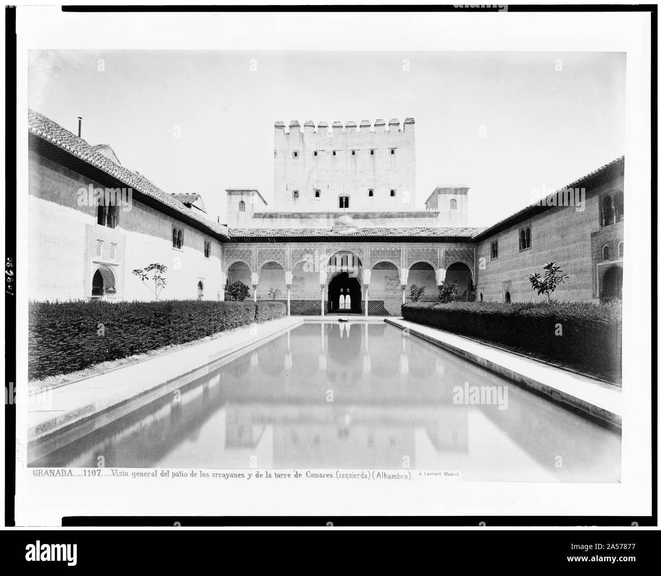 Vista allgemeine del Patio de Los Arrayanes y de la Torre de Comares (Izquierda) (Alhambra)/J. Laurent. Madrid. Stockfoto
