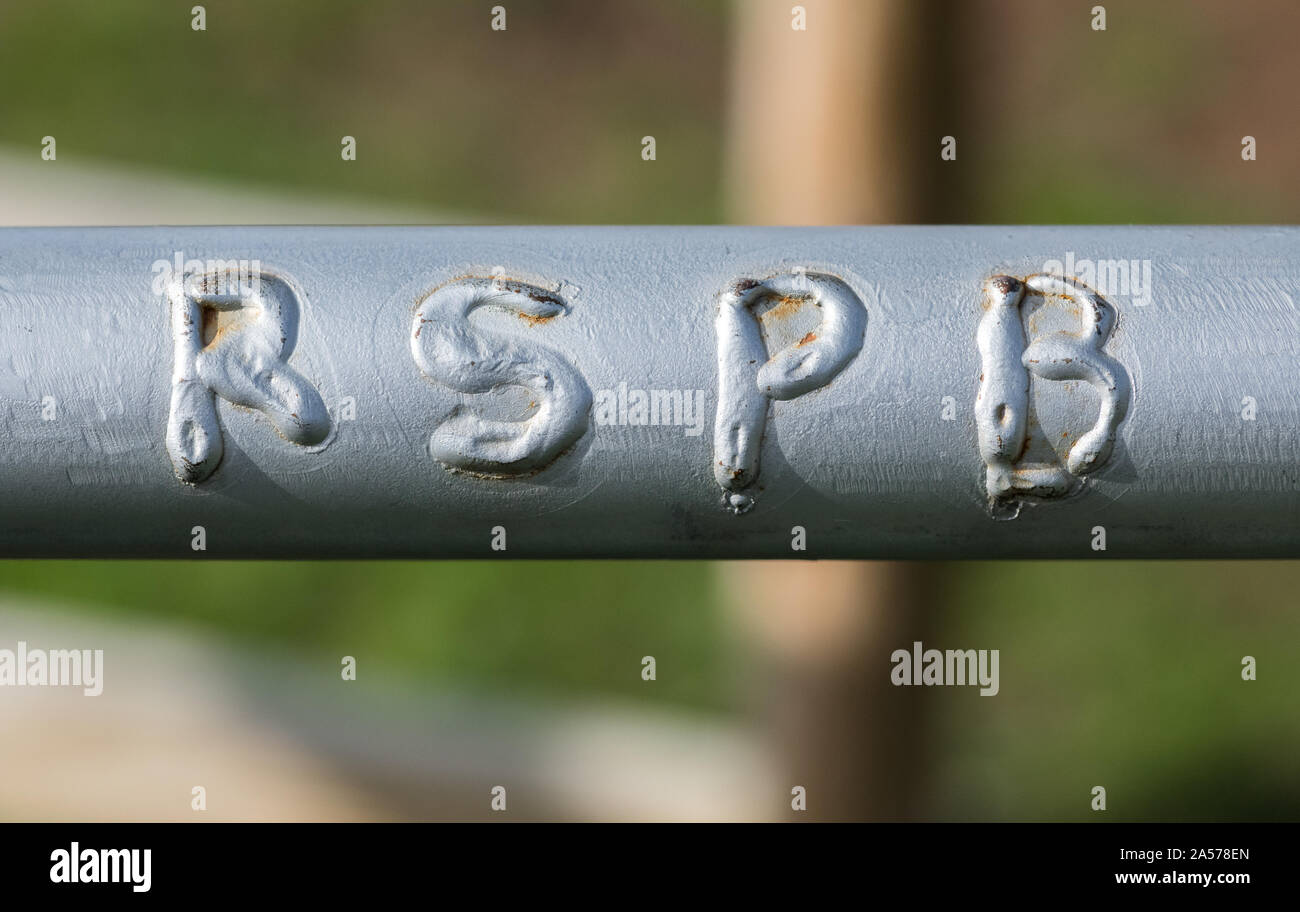 R.S.P.B. Buchstaben auf ein metalltor verschweißt. Stockfoto