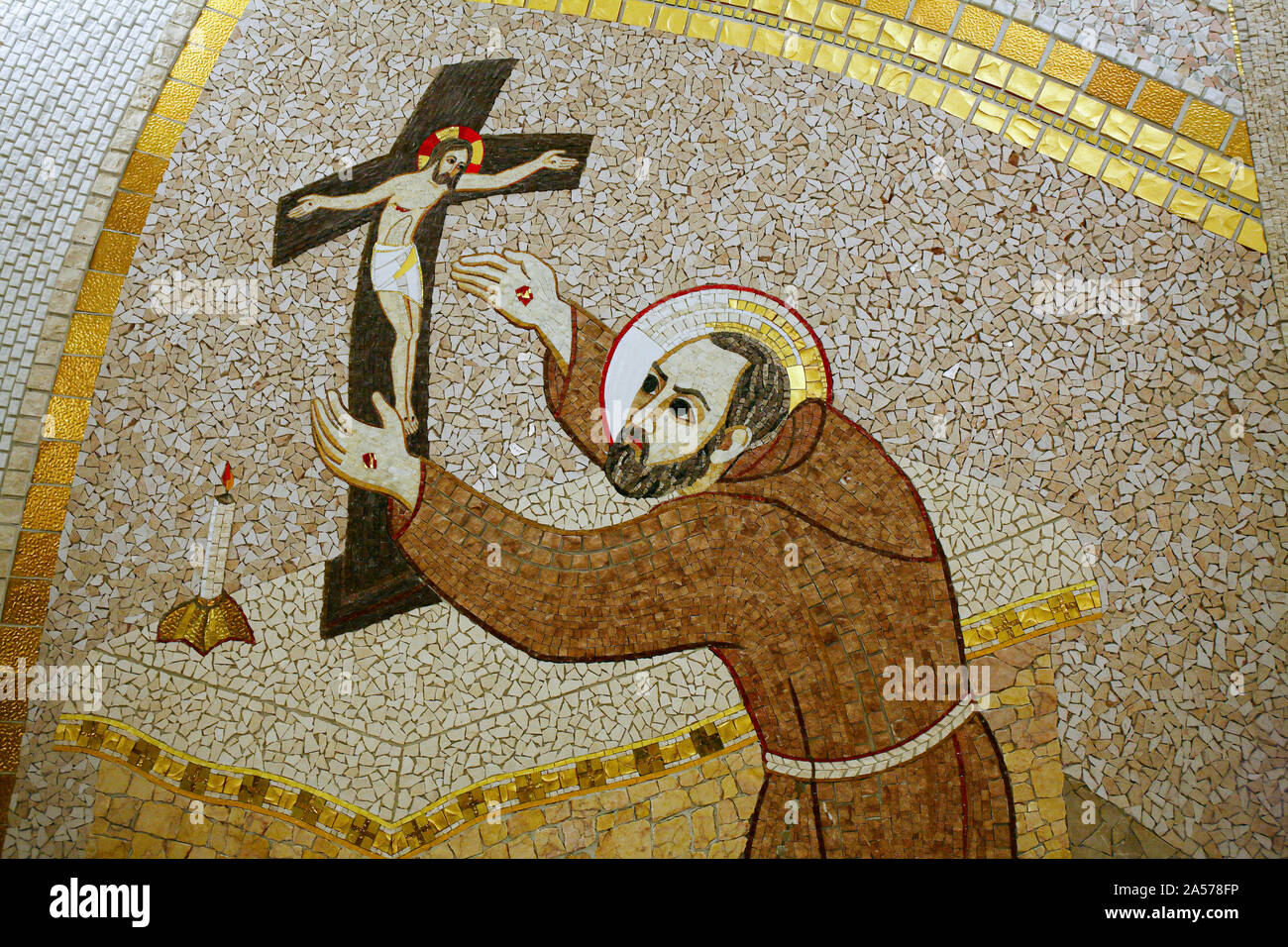 Italien Apulien San Giovanni Rotondo: Rampe der Unteren Kirche San Pio von Pietralcina: San Pio betet auf dem Altar vor dem Kruzifix Stockfoto