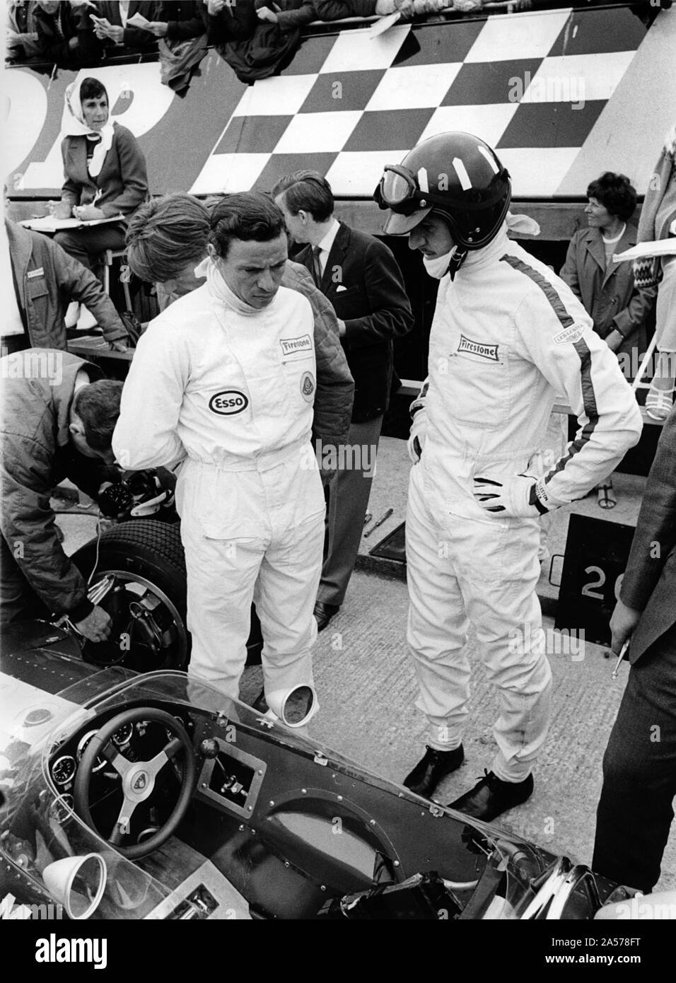 Jim Clark und Graham Hill in Gruben mit Lotus 49 beim britischen Grand Prix 1967. Stockfoto