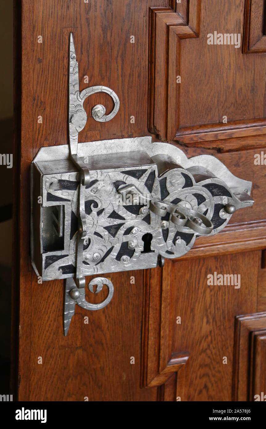 Antike metallische Schlüsselloch in eine hölzerne Tür eines Schlosses Stockfoto