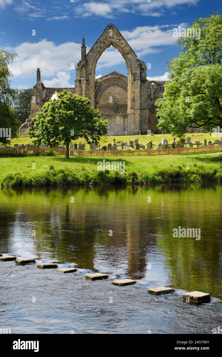 12. jahrhundert Augustiner Bolton Priory Kirche Ruinen mit Friedhof und Trittsteine in River Wharfe in Bolton Abbey England Stockfoto
