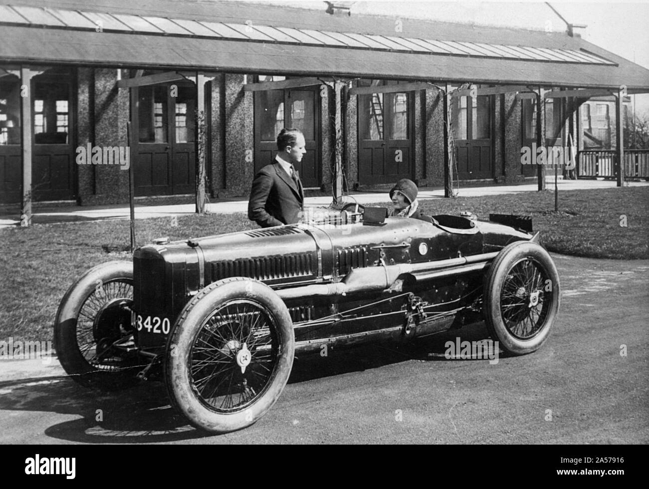 Leo Cozens und kann Cunliffe mit 1924 Sunbeam Grand Prix Rennwagen. Stockfoto