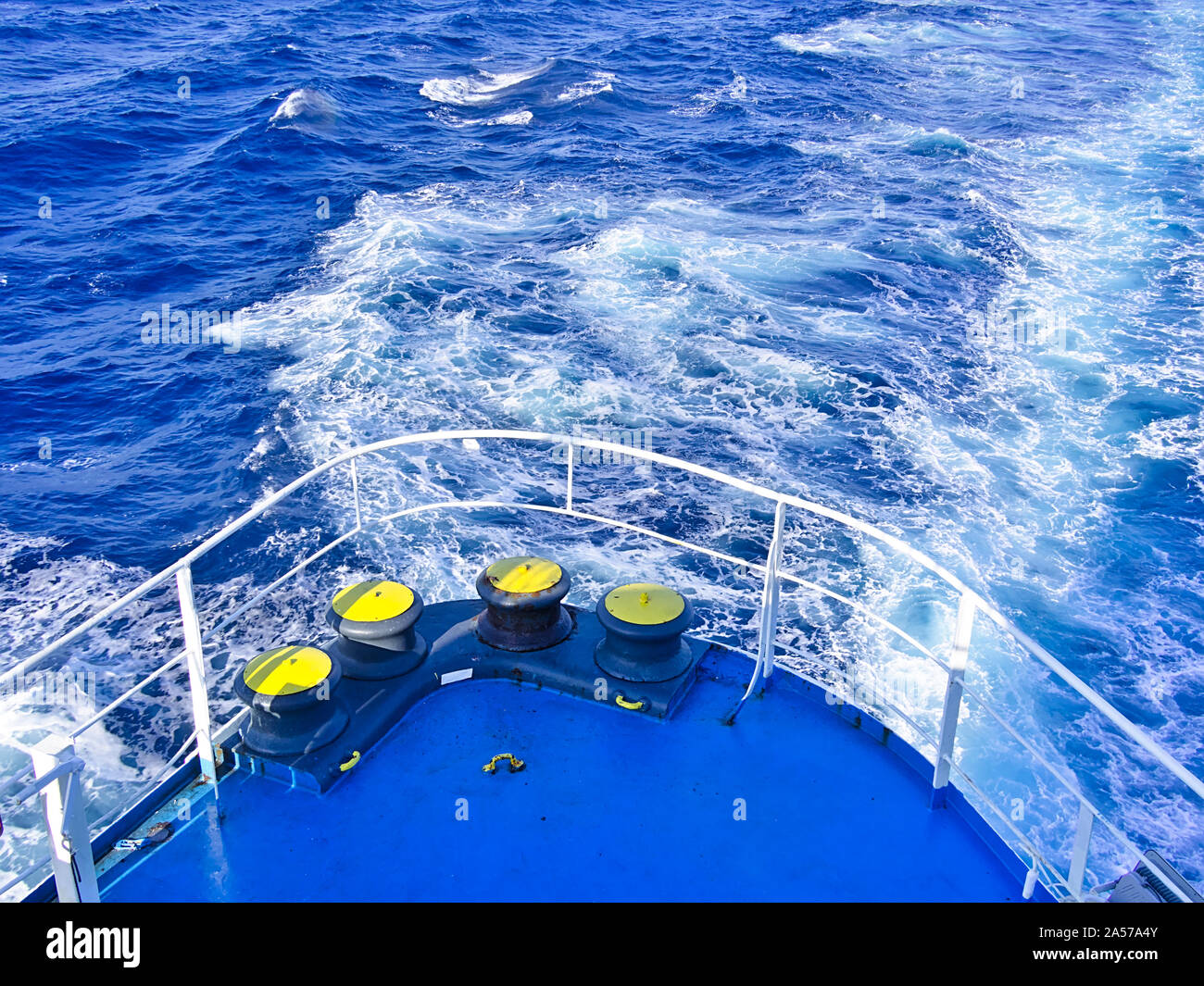 Bindfäden auf Schiff deck während der Fahrt im offenen Meer. Stockfoto