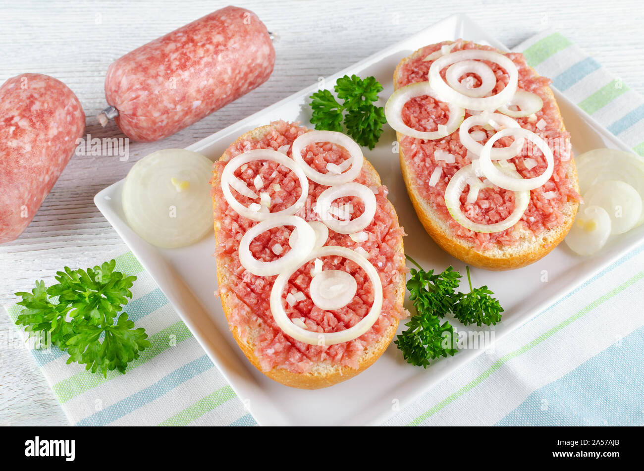 Deutsche essen mett Boden Schweinefleisch, rohes Fleisch mit Zwiebeln und Petersilie Stockfoto