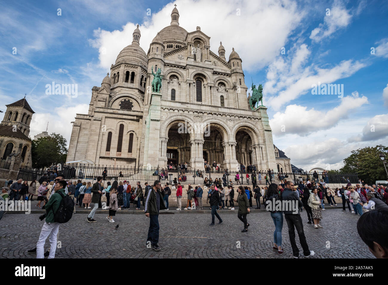 Paris, Frankreich, 30. September 2019: die Basilika Sacré Coeur besetzt mit Touristen in Paris Stockfoto