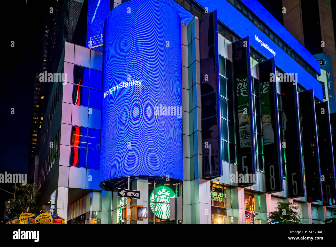 New York, New York/USA - Oktober 8, 2019 Morgan Stanley engagiert sich in Selbstdarstellung und zeigt ein Moiré-muster auf der digitalen Anzeige auf deren Gebäude in New York am Donnerstag, den 1. August 2019. (© Richard B. Levine) Stockfoto