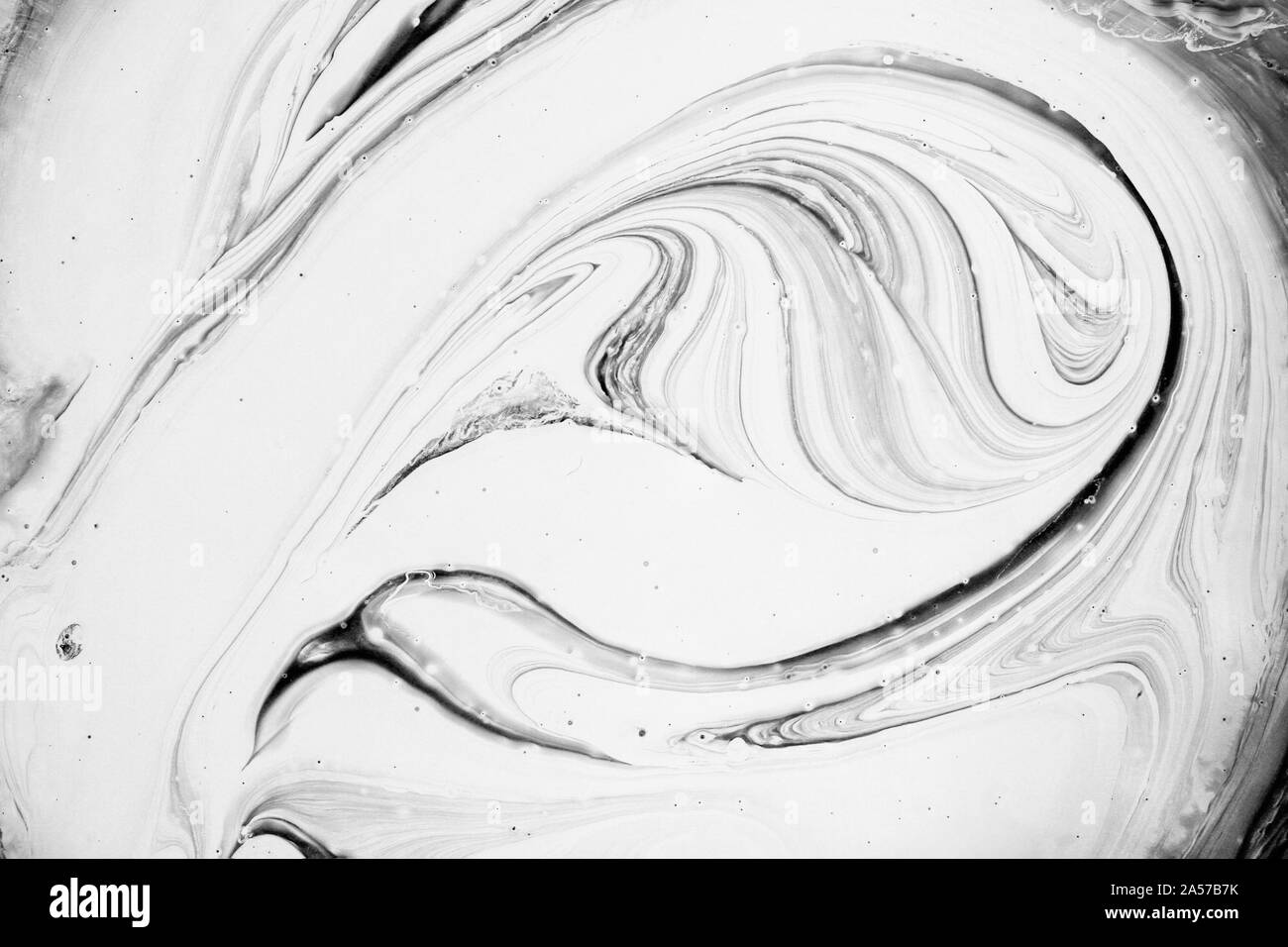 Zusammenfassung Hintergrund, Blick von oben auf die weiße und schwarze wirbelte Farbe Textur. Stockfoto