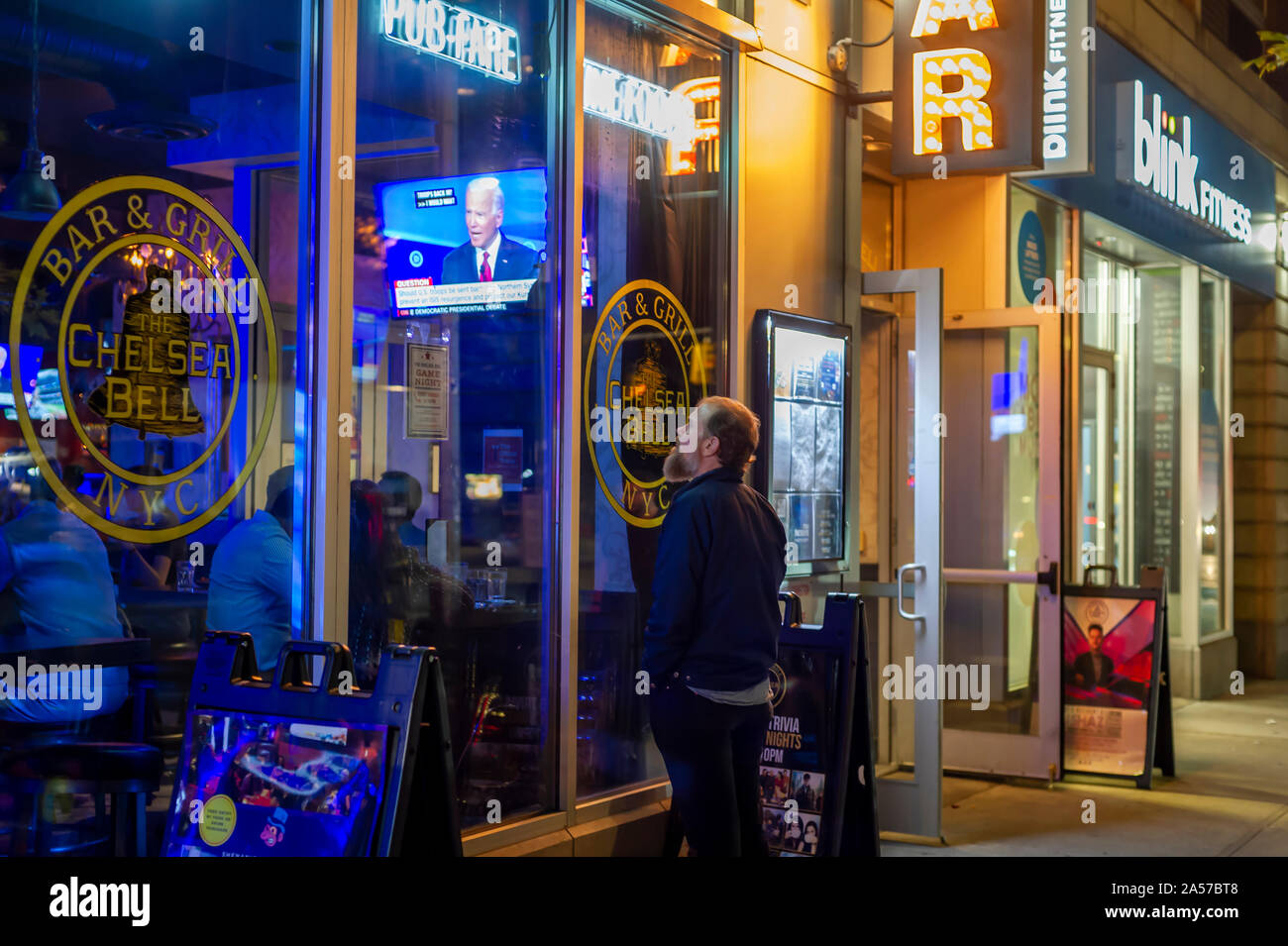 Das Chelsea Bell Bar im New Yorker Stadtteil Chelsea zeigt die demokratischen Debatte über die mehrere Bildschirme am Dienstag, 15. Oktober 2019. Zwölf Kandidaten in der vierten Debatte beteiligt. (© Richard B. Levine) Stockfoto