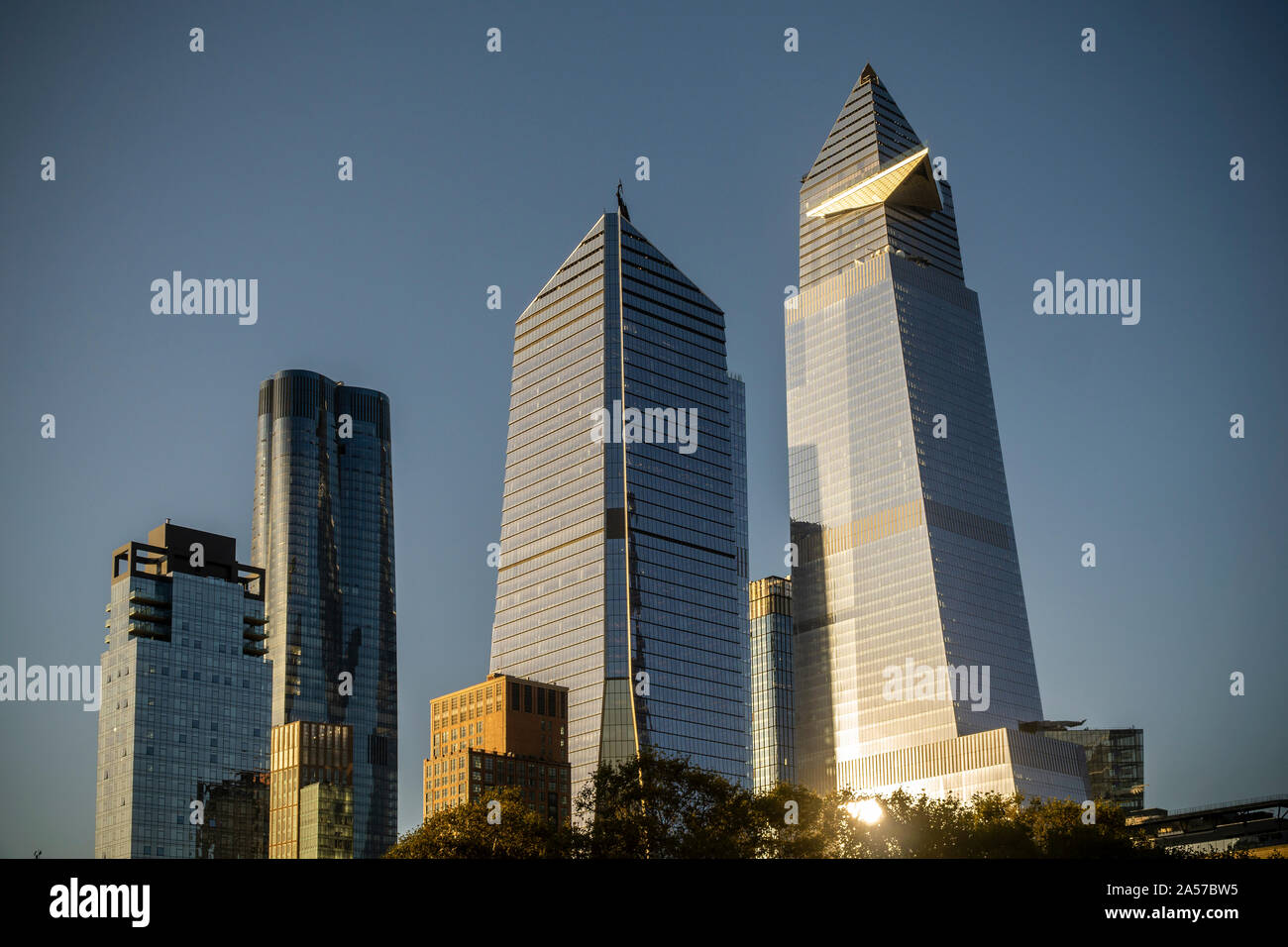 10 Hudson Yards, Mitte, 30 Hudson Yards, rechts, und andere Entwicklung rund um die Hudson Yards in New York Montag, 14. Oktober 2019. (© Richard B. Levine) Stockfoto