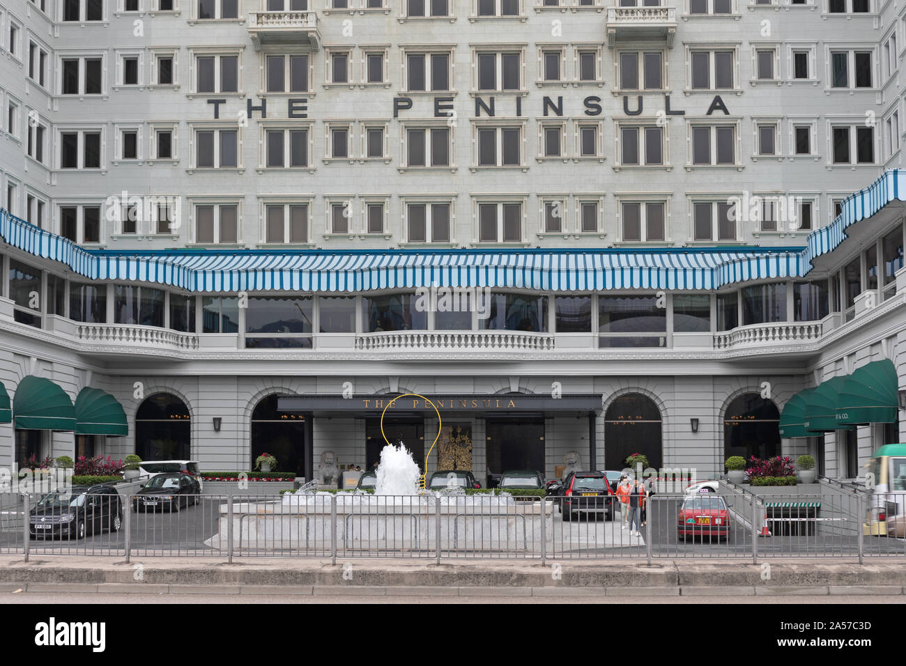 Kowloon, Hong Kong - 23. April 2017: Die Halbinsel kolonialen Luxus Hotel in Kowloon, Hong Kong. Stockfoto