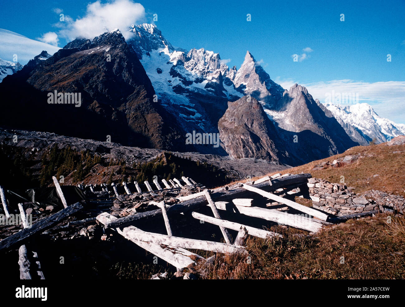 Die Ruinen eines alten Gebäudes in Van Veni der Italienischen Alpen mit der Südseite des Mont Blanc hinter Stockfoto