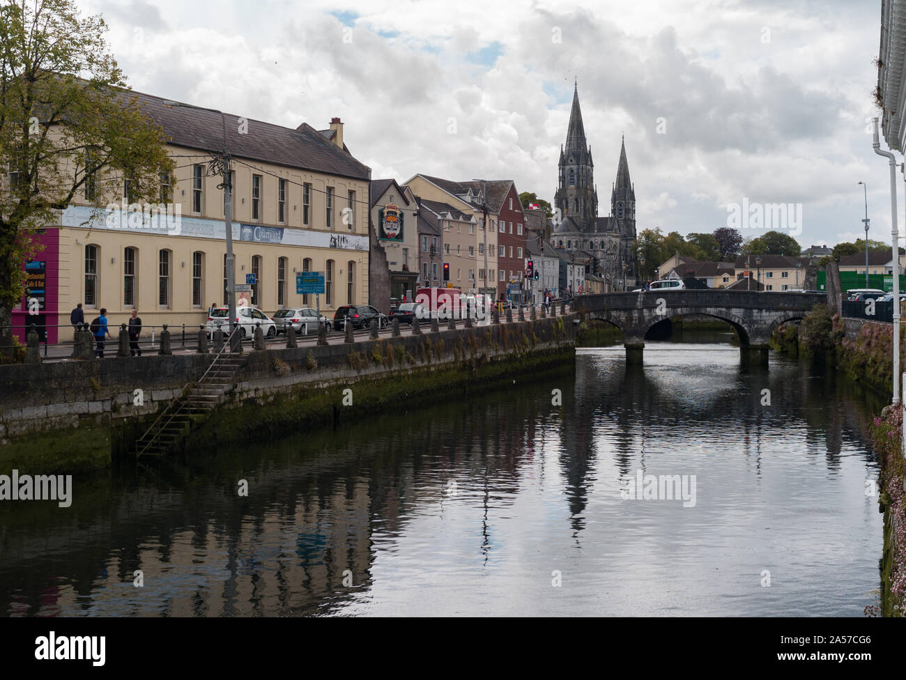 Cork City, Irland - 78th Juni, 2019: Cork City Centre, Saint Fin Barre's Cathedral in der Ferne. Stockfoto